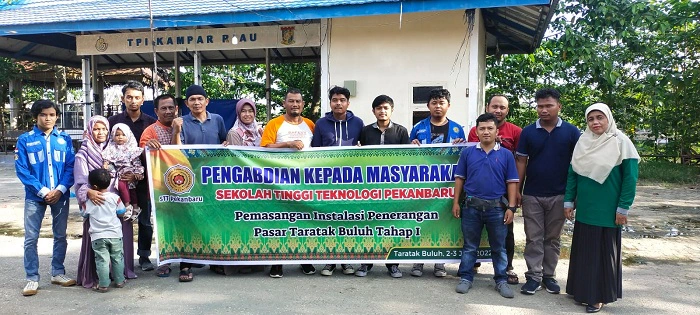 Tim PKM Dosen dan Mahasiswa Prodi Teknik Elektro Pemasangan Instalasi Penerangan Pasar Teratak Buluh